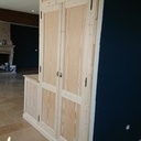 Un petit buffet accompagné d'une penderie