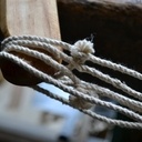 J'ai simplement passé chaque bout de la cordelette entre les torons pour former une boucle, puis j'ai noué l'extrémité pour empêcher qu'elle s'effiloche.