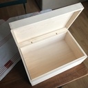 Une boîte avec des incrustations