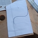 Tracé de la courbe collé sur un moreceau contreplaqué. Il sera ensuite découpé à la scie sauteuse pour en faire un gabarit.