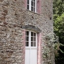 Porte avec imposte et fenêtres à meneaux