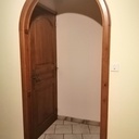 Isoloir de toilettes en angle dans une pièce de passage !