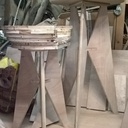 Mange debout et deux tabourets