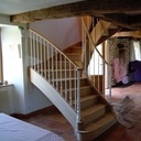 Escalier courbe avec main courante lamellée collée