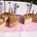 Porte prénom gâteau en bois pour table d'anniversaire