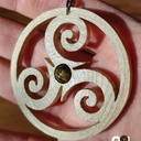 Triskèle incrusté d'une pierre œil de tigre