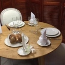 Table ronde à trois pieds