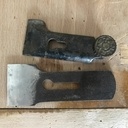 La lame d'origine des premiers modèles, sans les rainures des modèles ultérieurs. Noter l'impression "Stanley" sur la tête de vis du presseur.