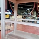 Trois petits présentoirs.