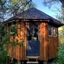Cabane octogonale dans la forêt