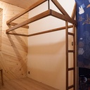 Lit suspendu pour enfant - bois + métal