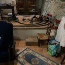 l'ancien accès composé de morceaux de poutres et d'une chaise de nourrice