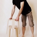 Petit tabouret aux pieds flottants