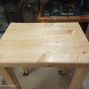 Table mobile en chevrons de pin pour une mortaiseuse