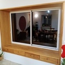 Ébrasement, tiroirs et banquette.