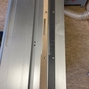 La rainure large est celle de l'outil à rainurer que je peux monter sur cette scie