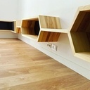 Bibliothèque suspendue en frêne olivier