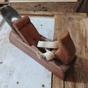 Petit rabot en bois. Et quelques expressions nouchi.