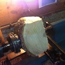 Pilon-mortier avec bords bruts.