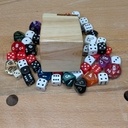 Une petite boîte à dés.