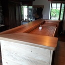 Bar en chêne brun, à bords bruts (live edge dans la langue de feu Babeth Second)