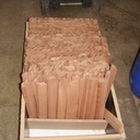 Les lames (au début j'ai pris un bloc de bois le plus LARGE possible et de la longeur de mes lames (plus surcote) et j'ai toupiller ce plateau en bois de bout. Puis j'ai débité mon plateau avec la scie circulaire (en inclinant la lame a 45°)