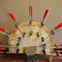 Mise en forme des lamelles de bois sur un moule