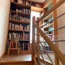 Bibliothèque d’angle en hêtre massif