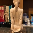 Jeune fille agenouillée