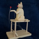 Chat jouant à la balle