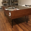 Meuble tourne disque et télévision coordonné avec une table de salon