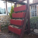 Avec les bacs et l'arrosage.