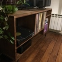 Meuble tourne disque et télévision coordonné avec une table de salon