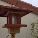 Mangeoire à oiseau de style asiatique avec charpente traditionnelle