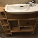 Petit meuble sous un lave-main dans les toilettes