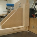 Un pare éclat peut se boulonner sur le côté du poussoir