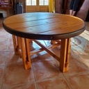 Table basse reutilisant une vieille roue de chariot et planches de coffrage