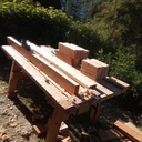 la table est assez solide pour l'utiliser en établis