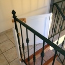 Barrière d'escalier avec verrou à ressort