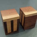 Une salière et une poivrière