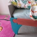 Lit simple enfant avec assemblages puzzle