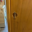 Une poignée toute simple. Un trou creusé avec une fraise à gorge et une barre en laiton dans une rainure