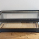 Une vitrine en chêne ébonisé.