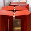 Tabouret en frêne teinté rouge