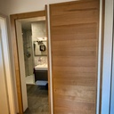 Armoire encastrée et porte coulissante, chêne et strat'