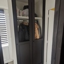 Placard d'entrée avec porte pliante avec grillage