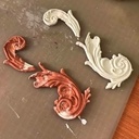 Boîte à vin transformée en vitrine des parfums