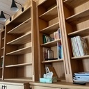 La grande bibliothèque de mon bureau