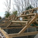 Toutes les fermes sont posées, reste à poser les pannes entre les modules et faire le resserrage des maçonneries.