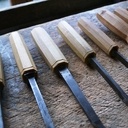 Les manches des bédanes ne sont pas en octogone réguliers. Ils sont plus épais dans un sens que dans l'autre, comme le montre le manche du milieu, couché sur le côté.